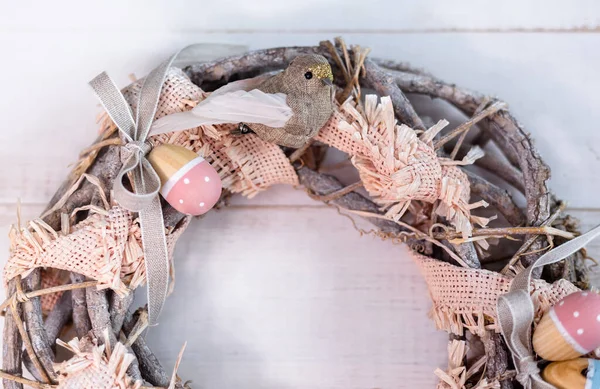 Ghirlanda di Pasqua fatta a mano fatta di ramoscelli e nastri con simpatico uccello e uova di legno. — Foto Stock