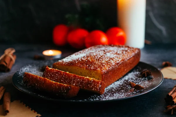 Brioşă Portocalie Delicioasă Farfurie Prăjitură Crăciun Compoziție Romantică Iarnă Lumânări — Fotografie, imagine de stoc