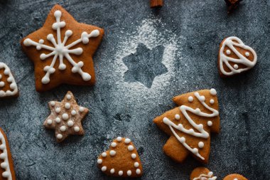 Noel kurabiyesi. Ballı, zencefilli ve tarçınlı lezzetli zencefilli kurabiyeler. Kış kompozisyonu. Yılbaşı ya da Noel tasarımları için harika