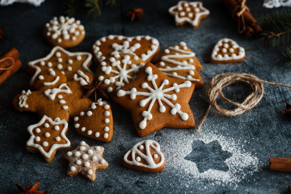 Рождественские пряники. Вкусное пряничное печенье с медом, имбирем и корицей. Зимняя композиция. Great for New Year 's or Christmas designs