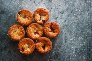 Ahududulu lezzetli çörekler. Kekler masada.