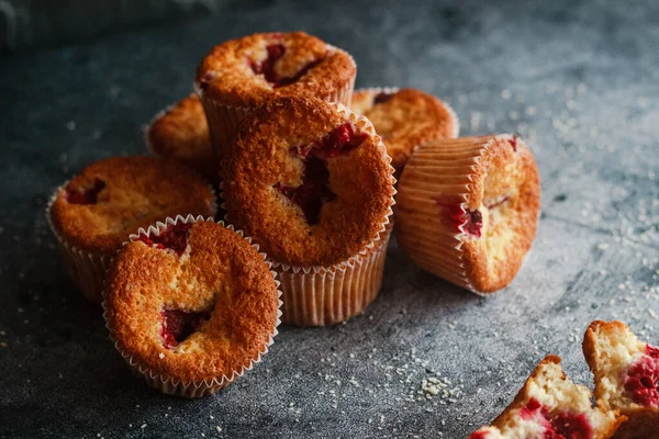 Leckere Muffins Mit Himbeeren Muffins Auf Dem Tisch — Stockfoto