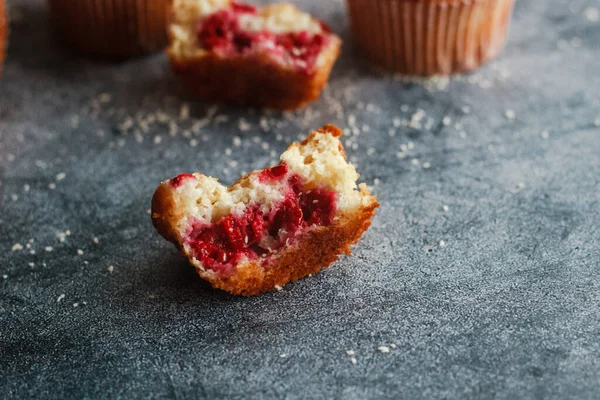 Finom Muffinok Málnával Muffinok Asztalon — Stock Fotó