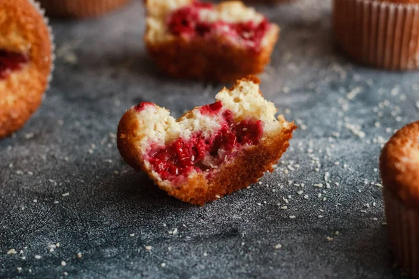 Finom Muffinok Málnával Muffinok Asztalon — Stock Fotó