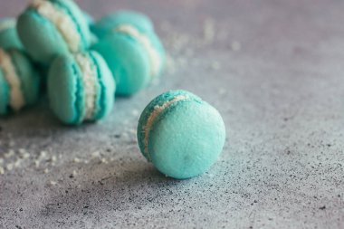 Kurabiyeler. Lezzetli Fransız tatlıları. Hindistan cevizli makarna. Masada mavi badem kurabiyeleri