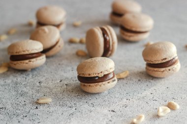 Kurabiyeler. Lezzetli Fransız tatlıları. Çikolata ganache 'li kurabiyeler. Masada kahverengi badem kurabiyeleri