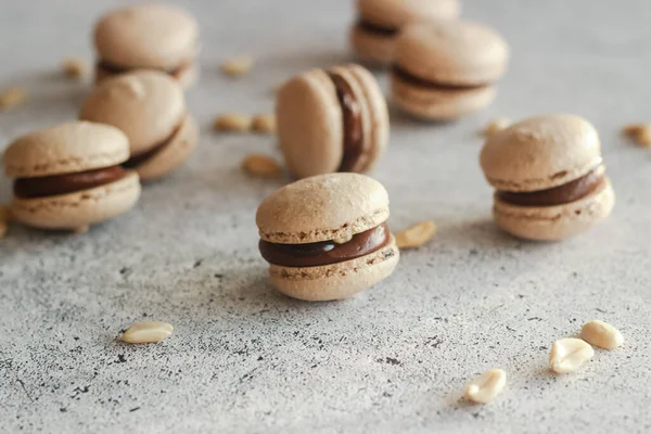 Macaroons Delicious French Desserts Macaroons Chocolate Ganache Brown Macaroons Table — Stock Photo, Image