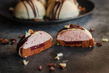 Masada nefis kekler var. Hemisferik pastalar. Beyaz çikolatalı kek.