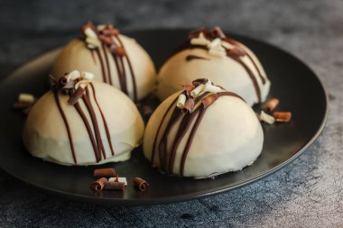 Masada nefis kekler var. Hemisferik pastalar. Beyaz çikolatalı kek.
