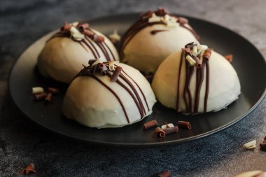 Masada nefis kekler var. Hemisferik pastalar. Beyaz çikolatalı kek.