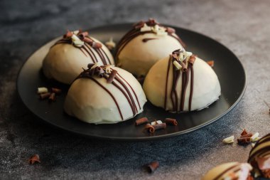 Masada nefis kekler var. Hemisferik pastalar. Beyaz çikolatalı kek.