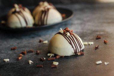 Masada nefis kekler var. Hemisferik pastalar. Beyaz çikolatalı kek.