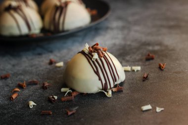 Masada nefis kekler var. Hemisferik pastalar. Beyaz çikolatalı kek.