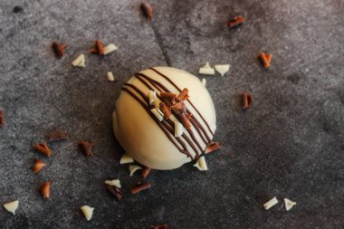 Masada nefis kekler var. Hemisferik pastalar. Beyaz çikolatalı kek.