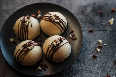 Masada nefis kekler var. Hemisferik pastalar. Beyaz çikolatalı kek.