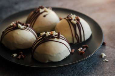 Masada nefis kekler var. Hemisferik pastalar. Beyaz çikolatalı kek.