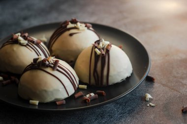 Masada nefis kekler var. Hemisferik pastalar. Beyaz çikolatalı kek.