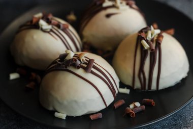 Masada nefis kekler var. Hemisferik pastalar. Beyaz çikolatalı kek.