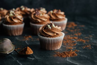 Lezzetli çikolatalı kekler. Çikolata kremalı ve çilekli kekler. Kekler masada.