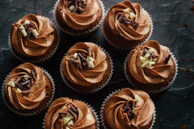 Lezzetli çikolatalı kekler. Çikolata kremalı ve çilekli kekler. Kekler masada.