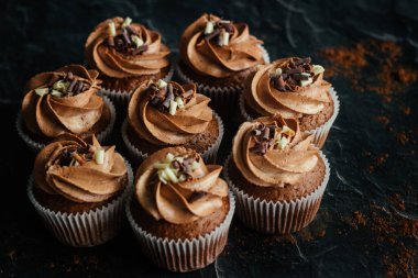 Lezzetli çikolatalı kekler. Çikolata kremalı ve çilekli kekler. Kekler masada.