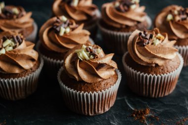 Lezzetli çikolatalı kekler. Çikolata kremalı ve çilekli kekler. Kekler masada.