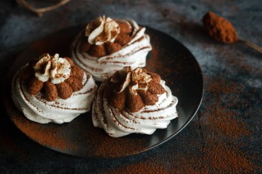 Çikolatalı kremalı pasta. Masada lezzetli kekler var.