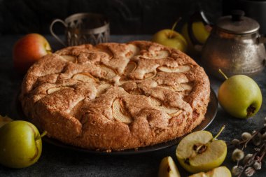 - Charlotte. Lezzetli elmalı turta. Elmalı turta masada.