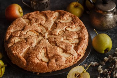 - Charlotte. Lezzetli elmalı turta. Elmalı turta masada.