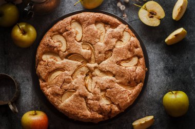 - Charlotte. Lezzetli elmalı turta. Elmalı turta masada.