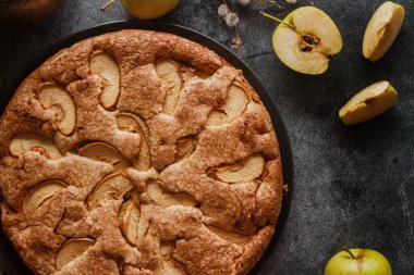 - Charlotte. Lezzetli elmalı turta. Elmalı turta masada.