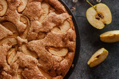 - Charlotte. Lezzetli elmalı turta. Elmalı turta masada.