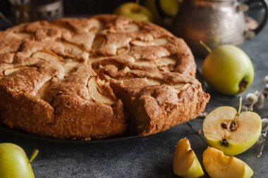 - Charlotte. Lezzetli elmalı turta. Elmalı turta masada.