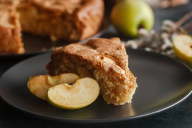 - Charlotte. Lezzetli elmalı turta. Elmalı turta masada.