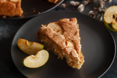 - Charlotte. Lezzetli elmalı turta. Elmalı turta masada.