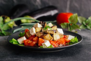 Patlıcanlı salata, domates ve peynir. Tabakta lezzetli bir salata