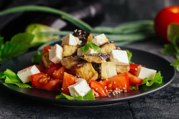 Salată Vinete Roșii Brânză Feta Salată Delicioasă Farfurie Imagini stoc fără drepturi de autor