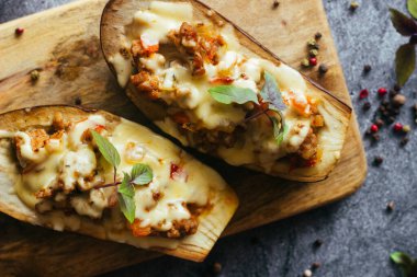 Patlıcan dolması. Lezzetli sıcak yemek. Etli, peynirli ve otlu patlıcan