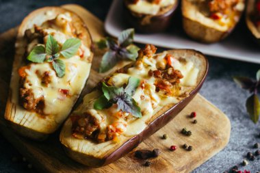 Patlıcan dolması. Lezzetli sıcak yemek. Etli, peynirli ve otlu patlıcan