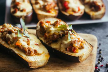 Patlıcan dolması. Lezzetli sıcak yemek. Etli, peynirli ve otlu patlıcan