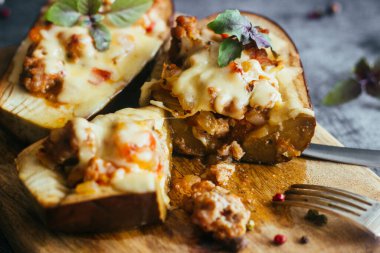 Patlıcan dolması. Lezzetli sıcak yemek. Etli, peynirli ve otlu patlıcan