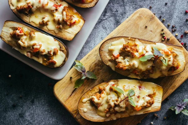 Berenjena Rellena Delicioso Plato Caliente Berenjena Con Carne Queso Hierbas — Foto de Stock