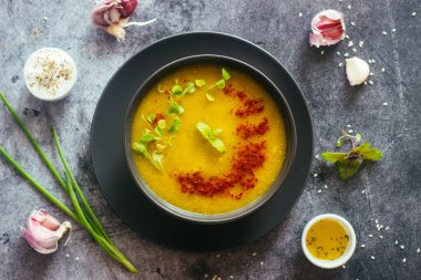 Brokoli püre çorbası. Tabakta nefis sıcak çorba. Vejetaryen yemeği.