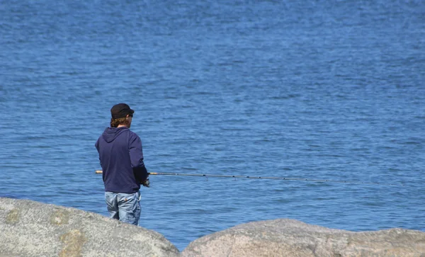 Rybář na břehu — Stock fotografie