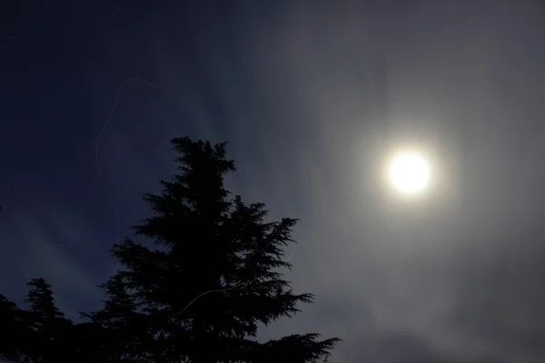 Pleine lune dans les nuages — Photo