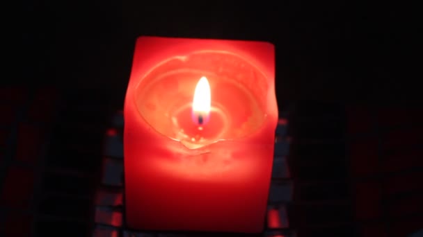 Anzünden einer Kerze mit seinem eigenen Rauch — Stockvideo