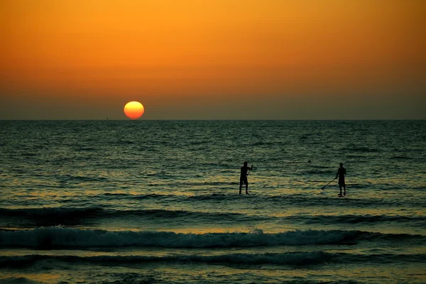 Surfear a la hora dorada — Foto de Stock