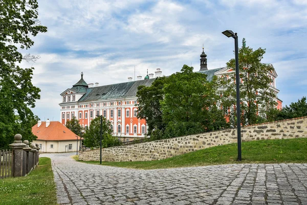 Broumov 'daki manastırın cephesinde sayısız pencere ve dekorasyon vardı. Binanın dışından bir sokak manzarası var..