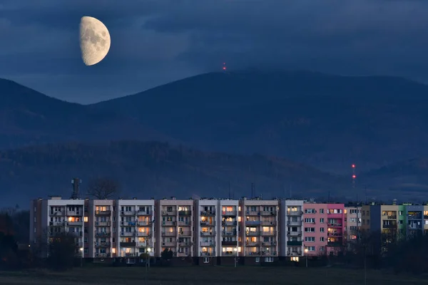 Bystrzyca Klodzka Moonrise City Backdrop Mountains First Quarter Moon Sky — Stock Photo, Image