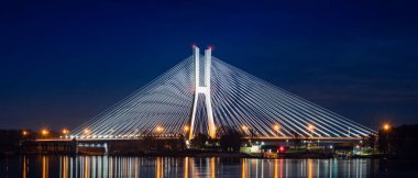 Odra Nehri üzerindeki Wroclaw Redzinski Köprüsü. Aydınlatılmış köprü suya yansıyor..